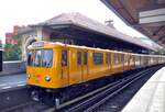 U-Bahn Berlin, Linie U 1 in der Hst Schlesisches Tor am 30.09.2013. Fahrzeug A3 L 71 Nr.747 von O&K Baujahr 1972,wurde 2020 verschrottet.