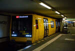 Gef�hrt von dem zweiteiligen Kleinprofil Triebwagen 6020 der neuen Baureihe JK f�hrt ein U-Bahn Triebzug der BVG - Berliner Verkehrsbetriebe, als Linie U2 nach Pankow (der Zugzielanzeiger „Gleisdreieck“ stimmt nicht) am 22 September 2026  ...