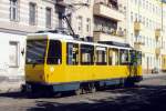 BVG: SOLO-TATRA Tramzug auf der Linie 21 in Berlin im Juni 2004. Diese bereits seit mehreren Jahren ausrangierten speziellen Fahrzeugtypen verdienten ihr letztes Gnadenbrot in Schweden bei der Strassenbahn Norrköping.
Foto: Walter Ruetsch