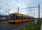 Der Niederflurgelenktriebwagen 2541 (TW-232-541) der Dresdner Verkehrsbetriebe AG (DVB) erreicht am 08.12.2022, als Linie 10 nach Striesen, bald die Haltestelle Hauptbahnhof Dresden (Wiener Platz).