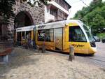 Straßenbahn / Stadtverkehr; Feiurg/Breisgau;   Der G 8 U Nr.307 von CAF Baujahr 2017 kommt soeben durch das Schwabentor in Freiburg/Breisgau am 07.07.2019.