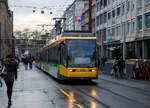 Zwei gekuppelte Straßenbahntriebzüge (VBK 248 und ein weiterer) der Verkehrsbetriebe Karlsruhe, vom Typ DUEWAG GT6-70D/N, erreichen am 16.12.2017, als Linie S2 nach Spöck, die Station