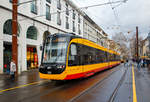 Der Gelenk-Triebwagen der Verkehrsbetriebe Karlsruhe VBK 326, ein Vossloh „Citylink NET 2012“ (NET=Niederflur Elektrotriebwagen) am 16.12.2017 in Karlsruhe, als Straßenbahn-Linie 4