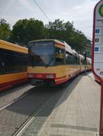 Ein gt8-100c/2s auf der Linie 6 mit dem Ziel Arbeitsagentur am Bahnhofsvorplatz.