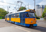   Der modernisierte vierachsige Tatra-Großraumtriebwagen vom Typ T4D-M1 - 33c) der LVB (Leipziger Verkehrsbetriebe) erreicht am 21.05.2016, als Linie 7, bald die Station Leipzig Hauptbahnhof.