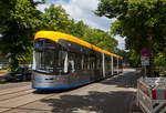 Der Leipziger Straßenbahn Triebwagen LVB 1033, ein vierteiliger Solaris Tramino Leipzig (Solaris NGT10-XL, LVB Typ 39) verlässt am 11.06.2022, als Linie 4 nach Gohlis, die Station Leipzig,