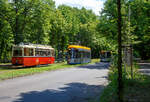 Historisch und Moderne....
Der historischer zweiachsige Leipziger Straßenbahn Triebwagen LVB TW 1601, ex 1301 (1972 bis 1990), ein VVB LOWA Werdau ET 50, steht am 11.06.2022, als Sonder-Linie 27 nach Leutzsch, bei der Wendeschleife Naunhofer Straße, nahe dem Völkerschlachtendenkmal. Dahinter kommt gerade der LVB 1042, ein vierteiliger Solaris Tramino Leipzig (Solaris NGT10-XL, LVB Typ 39), als Linie 2 nach Grünau-Süd, durch die Wendeschleife.

Der ET 50 Triebwagen 1601 wurde 1951 vom VVB LOWA in Werdau (Vereinigung Volkseigener Betriebe des Lokomotiv- und Waggonbaus der DDR) gebaut und war bis 1972 im Liniendienst im Einsatz. 

Unter der Typenbezeichnung ET/EB 50 stellte die VVB LOWA im Werk Werdau eine Serie von Trieb- und Beiwagen her, die an mehrere Straßenbahnbetriebe der Deutschen Demokratischen Republik geliefert wurden. 1954 übernahm der VEB Waggonbau Gotha die Produktion der Wagen und führte die Fertigung unter der Typenbezeichnung ET/EB 54 bis 1956 fort. Die Fahrzeuge stellten den ersten Straßenbahn-Einheitstypen der DDR dar und gelten als Vorläufer der ab 1957 konstruierten Gothawagen. Von den zweiachsigen Fahrzeugen wurden insgesamt 249 Trieb- sowie 438 Beiwagen hergestellt. Die Auslieferung erfolgte an fast alle Betriebe der DDR. Weitere Fahrzeuge wurden darüber hinaus in die Volksrepublik Polen und die Sowjetunion exportiert.

Offiziell wurden die Fahrzeuge als ET 50 und EB 50 beziehungsweise ET 54 und EB 54 (Einheits-Triebwagen/Beiwagen Baujahr 1950). Diese Bezeichnung verwendeten auch die meisten Betriebe. In Leipzig wurden die Werdauer Triebwagen als Typ 30, die Gothaer als Typ 30a und die Beiwagen als Typ 62 bezeichnet. In Berlin liefen die Wagen gemäß dem BVG-Typenschlüssel als B 50 und B 51. Letztere wurden bereits vom Werk Gotha produziert und entsprachen im Aufbau den EB 54. Die Warschauer EB 50-Beiwagen waren als Typ P18 im Einsatz.

Da sich beide Fahrzeugtypen nur geringfügig voneinander unterscheiden, ist auch häufig die gemeinsame Bezeichnung LOWA-Wagen zu finden.

Technische Beschreibung:
Laufgestell
Die Triebwagen verfügen über ein Laufgestell, dessen Rahmen aus verschweißten Doppel-T-Trägern besteht. Die bei allen Spurweiten außengelagerten Radsätze werden in Achshaltern geführt, die Tragfedern sind unter den Achslagern angeordnet. Beide Radsätze werden von Fahrmotoren in Tatzlageranordnung angetrieben. Im Laufgestell sind außerdem die Einrichtungen für die mechanische und die Magnetschienenbremsen eingebaut. Der Wagenkasten stützt sich auf dem Laufgestell über Gummifederelemente ab, das Laufgestell seinerseits über Blatt- und zusätzliche Gummifedern auf den in Rollenlagern gelagerten Radsätzen. Bei den regelspurigen Fahrzeugen wirkt die Handbremse auf eine auf der Achswelle befestigte Bremsscheibe, die schmalspurigen Fahrzeugen sind hingegen klotzgebremst. Die Beiwagen verfügen über kein separates Laufgestell. Achsaufhängungen und Bremsen sind direkt am Bodenrahmen befestigt. Als Bremse dienen hier ein Solenoid sowie Handbremsen, die über Bremsscheiben auf die Achsen wirken.

Wagenkasten
Mit Ausnahme der Leipziger Wagen sind die Fahrzeuge durchweg als Zweirichtungsfahrzeuge konzipiert. Die Seitenwände sind aus geschweißten Abkantprofilen mit Holzverkleidung gefertigt, der Unterboden hingegen aus Walzprofilen. Die Verwendung unterschiedliche Profile hatte zur Folge, dass die Plattformen zum Absenken neigten und die Türholme rissen, was bei den ET/EB 54 überarbeitet wurde. Dadurch stieg ihre Leergewicht etwas. Das Tonnendach ist in Holzbauweise errichtet und hat an jedem Stirnende einen mittigen Liniennummernkasten sowie daneben je zwei Lüftungskiemen.

Die geschlossenen Plattformen haben je Seite eine Doppelschiebetür. Dazwischen befinden sich vier Seitenfenster mit Lüftungsklappen im oberen Bereich. Der Fahrgastraum ist über schmale Trennwände ohne Türen von den Plattformen abgetrennt. Die Laufräder ragen in den Wageninnenraum hinein, die Ausschnitte sind mit Blech abgedeckt. Damit konnte der Wagenboden relativ niedrig ausgeführt werden.[7] Der Boden der Plattformen liegt noch etwas tiefer, der Übergang geschieht stufenlos durch Rampen. Im Innenraum sind bei den Trieb- und Beiwagen gleichermaßen 22 Sitzplätze in Abteilform eingebaut. Die Fahrerkabinen verfügen über einen fest eingebauten Fahrersitz, sie sind über eine verglaste Wand von der Plattform abgetrennt. Die Front- und Heckscheiben sind in der Regel einteilig ausgeführt und bieten eine gute Sicht die Strecke. Darüber sind Zielschilderkästen eingebaut. Bei den Beiwagen der Baujahre 1950/51 waren diese ebenfalls vorhanden, wurden jedoch nur anfangs genutzt.

Bei regelspurigen Wagen ist der Wagenkasten um die Achslager ausgeschnitten, die Achslagergehäuse sind dadurch von außen sichtbar.

Elektrische Ausrüstung
Der Antrieb erfolgt über zwei Fahrmotoren des Einheitstyps EM 60/600 des LEW „Hans Beimler“ Hennigsdorf, die bei 600 Volt Gleichspannung eine Stundenleistung von 60 Kilowatt aufweisen. Die Fahrschalter des Typs STNfB 1 lieferte derselbe Hersteller. Die Magnetschienenbremse wird über einem eingebauten Vorwiderstand mit Fahrdrahtspannung gespeist.

Die Beleuchtung der bis 1952 gebauten Wagen erfolgte mit Fahrleitungsspannung und in Reihe geschalteten Lampen, der Stromkreis setzte sich aus drei Lichtkreisen mit je fünf Glühlampen sowie zwei Heizkörpern mit 750 Watt Leistung zusammen. Bei den jüngeren Wagen ist eine Kleinspannungsanlage installiert, die eine von der Fahrdrahtspannung unabhängige Beleuchtung ermöglicht. Gleichzeitig wurde die Innenbeleuchtung auf Leuchtstoffröhren umgestellt.

Die Bremssolenoide der Beiwagen werden über Verbindungen von der Widerstandsbremse der Triebwagen gespeist. An den Wagenenden befinden sich weitere Kontaktverbindungen zur Stromversorgung der Beiwagen. Bei den mit automatischer Scharfenbergkupplung ausgerüsteten Wagen sind diese bereits in die Kupplung integriert. Die Triebwagen sind mit einem Umformer zur Ladung der Batterien im Zug ausgerüstet. 

TECHNISCHE DATEN der ET 50:
Spurweite: 	verschiedene (dieser  für Leipzig 1.458 mm)
Länge: 10.500 mm (Wagenkasten)
Höhe: 2.990 mm (ET/EB 50)
Breite: 2.180 mm
Achsabstand: 3.000 mm
Leergewicht: 12,5 t (ET 50)
Höchstgeschwindigkeit:  50 km/h
Stundenleistung: 2 × 60 kW
Raddurchmesser: 760 mm (nei)
Stromsystem: 600 V =
Stromübertragung: Oberleitung
Anzahl der Fahrmotoren: 2 × EM 60/600
Sitzplätze: 	22
Stehplätze: 60 (ET), bei 8 Pers./m²)
Fußbodenhöhe: 	690 mm
