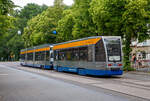 Der Leipziger Straßenbahn Triebwagen LVB 1154 mit dem NB4 Beiwagen LVB 913 gekuppelt erreicht am 11.06.2022, als Linie 4 nach Wahren, die Station Leipzig, am Mückenschlösschen.