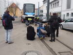 Straßenbahn/Stadtverkehr Ulm; Anlieferung des ersten Avenio M, Entladung bei der SWU in Ulm am 07.02.2018. Die Presse ist in der ersten Reihe dabei.