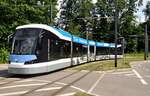 Straßenbahn / Stadtverkehr Ulm, Avenio M Nr.55 von Siemens Baujahr 2018 mit Werbung 125 Jahre Straßenbahn in Ulm am 02.06.2022.