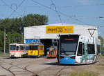 Tatra T6A2(704),Wagen 26 und 6N2-Wagen 610 vor dem Depot 12 in Rostock-Marienehe.26.05.2018