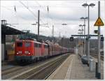 kbs-440-ruhr-sieg-strecke/325975/die-rbh-165-140-801-2-und Die RBH 165 (140 801-2) und die RNH 164 (140 799-8) ziehen am 07.03.2013 einen leeren Kohlezug (Fals/Faals Ganzzug) durch den Bahnhof Kreuztal in Richtung Hagen.