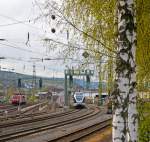   Der 2-teiliger Stadler Flirt ET 22 2107  Iserlohn  der Abellio Rail NRW, ex ET 22007, verlässt am 25.04.2015 als RB 91  Ruhr-Sieg-Bahn  Hagen - Finnentrop - Kreuztal - Siegen, den Bahnhof