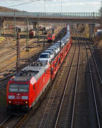Die 185 053-6 (91 80 6185 053-6 D-DB) der DB Cargo AG, hat am 23.02.2022, mit einem sehr langen Autotransportzug, beim Rbf Kreuztal Hp 0.