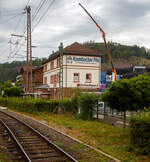 Das Empfangsgebäude vom Bahnhof (Lennestadt-) Altenhundem von der Gleisseite am 29.06.2022.