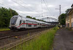 Steuerwagen voraus fährt am 03 Juni 2024 die IC2-Garnitur 4884 der DB Fernverkehr AG, als IC 2322 (Siegen - Hamm - Münster - Norddeich Mole) durch Kreuztal in Richtung Norden.