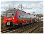 kbs-445-dillstrecke/312600/der-442-285--442-785 Der 442 285 / 442 785 ein vierteiliger Bombardier Talent 2 der DB Regio Hessen als SE 40 'Mittelhessen-Express' Dillenburg - Gießen - Frankfurt/Main, hier am 23.12.2013 an einem Bü in Aßlar. 