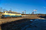 Die 218 447-1 (92 80 1218 447-1 D-RPRS) der Railsystems RP GmbH (Gotha) fährt am 27.02.2021, mit einem Bauzug (leere Flachwagen und GOTTWALD Gleisbauschienenkran GS 20.08 T) der Eiffage Rail,