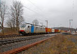 Die an die LINEAS vermietete Railpool 186 502 (91 80 6186 502-1 D-Rpool) fhrt am 18.03.2021 mit einem Containerzug durch Rudersdorf (Kr.