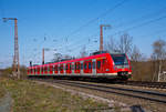 Ein S-Bahn-Triebwagen auf Abwegen...
Der ET 430 662 / 430 162 der S-Bahn Rhein-Main fährt am 28.04.2021 auf der Dillstrecke (KBS 445), durch Rudersdorf (Kreis Siegen) in nördlicher Richtung.

Nochmals einen lieben Gruß an den netten Tf zurück.
