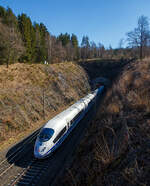 Nun (am 07.03.2022) verschwindet der ICE 3 M – Triebzug 4601 – DB 406 501-7 / 406 001-8 „Europa/Europe“ mit Blauen Streifen der DB Fernverkehr AG, in dem 2.652 m langen