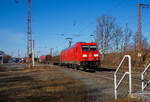 Die 185 222-7 (91 80 6185 222-7 D-DB) der DB Cargo AG fährt am 09.03.2022 mit einem extrem langen gemischten Güterzug durch Rudersdorf (Kr.