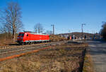 Die 185 122-9 (91 80 61585 122-9 D-DB) DB Cargo AG fährt am 10.03.2022 mit einem Containerzug durch Wilnsdorf-Rudersdorf in nördlicher Richtung.