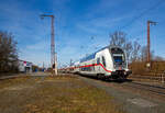 Steuerwagen voraus, geschoben von der 147 576 (91 80 6147 576-3 D-DB – IC 4903), fährt am 11.04.2022 der IC 2229 / RE 34 (Dortmund Hbf - Siegen Hbf – Frankfurt a.