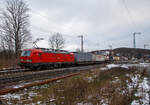 Die 193 323-3 (91 80 6193 323-3 D-DB) der DB Cargo AG fährt am 27.01.2023 mit einem „HUPAC“ KLV-Zug durch Rudersdorf (Kr.