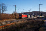 Die 193 329-0 (91 80 6193 329-0 D-DB) der DB Cargo AG fährt am 07.2.2023 mit einem „HUPAC“ KLV-Zug durch Rudersdorf (Kr.