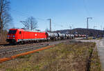 Die 185 315-9 (91 80 6185 315-9 D-DB) der DB Cargo AG fährt am 04.04.2023 mit einem gemischten Güterzug durch Rudersdorf (Kreis Siegen) in Richtung Kreuztal.