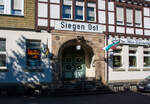 kbs-445-dillstrecke/842291/der-ehemalige-bahnhof-siegen-ost-bei Der ehemalige Bahnhof Siegen Ost  bei km106,2 (1,7 km) der KBS 445 – Dillstrecke (Siegen–Gießen), heute Bierstube/Restaurant, hier am 27 Juni 2011.

Der Bahnhof Siegen Ost wurde 1993 für den Personenverkehr geschlossen,  heute ist Siegen Ost nur noch als Gbf bekannt.
