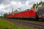 In Doppeltraktion fahren die beiden Bombardier TRAXX F140 AC3 - 187 209-2 (91 80 6187 209-2 D-DB) und die 187 080-7 (91 80 6187 080-7 D-DB) der DB Cargo AG mit einem gemischten Güterzug, am 22