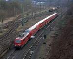 RE 9 (Rhein-Sieg-Express) Siegen - Kln - Aachen am 16.01.2010 kurz hinter den Bahnhof Betzdorf. Auffallend ist die Sandwich-Bespannung mit Zuglok 111 075-8 und Schublok 111 010, der Grund die Probleme mit dem Bombardier Talent 2. Ab 12. Dez. 2010 sollte der Talent 2 die Strecke bedienen. Um die Fahrzeitreduzierung um ca. 3 min. zu Gewhrleisten setzte die DB Regio nun auf Doppeltraktion, brachte aber nicht den gewschten Erfolg.