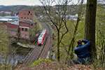 . Der Fotograf und sein Sujet - Ein Alstom Coradia LINT 41 der DreiLnderBahn als RB 95 (Dillenburg - Siegen - Au/Sieg) hat soeben den Bahnhof Scheuerfeld/Sieg verlassen und nhert sich dem Mhlburg Tunnel. 22.04.2014 (Jeanny)