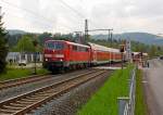 kbs-460-siegstrecke/338375/111-151-7-der-db-regio-nrw 
111 151-7 der DB Regio NRW fährt am 01.05.2014 mit dem RE 9 - Rhein-Sieg-Express (Aachen-Köln-Siegen) in Richtung Siegen, hier beim Bahnübergang in Mudersbach (Bü km 114,7).  

Einen lieben Gruß an den freundlichen Lokführer retour. 

Der Bahnübergang ist eigentlich für LKW über 7,5 t zul. Gesamtgewicht tabu, doch haben immer einige Lkw-Fahrer ihn verbotswidrig überquert, obwohl er zu eng für die langen 40-Tonner ist.  
So hatte sich zuletzt am 26. November 2013, ein Sattelzug sich am Bahnübergang festgefahren und der Regionalexpress RE 9 war in ihn gefahren, zum Glück ohne größere Katastrophe. Drei Personen wurden dabei leicht verletzt, neben dem Zugführer und einem Fahrgast auch ein Passant, der sich in der Nähe aufhielt. 

Nun werden auf der Straße vor und hinter den Bahnübergang eine Konstruktion zur Höhenbegrenzung (2,80 m) aufgestellt, die Fundamente sind schon letzte Woche gemacht worden, und am 19. Mai soll die Montage der eigentlichen Begrenzung erfolgen.

Die 111er wurde 1981 bei Krauss-Maffei AG in München unter der fabriknummer 19863 gebaut. 
Sie hat die NVR-Nummer 91 80 6111 151-7 D-DB und die EBA-Nummer EBA 01G02A 151.