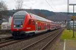 kbs-460-siegstrecke/392647/der-re-9---rhein-sieg-express-siegen 
Der RE 9 - Rhein-Sieg-Express (Siegen – Köln - Aachen) fährt am 21.12.2014 Steuerwagen voraus mit 6 DoSto durch den Haltepunkt Niederschelden, die Schublok war 120 207-6.