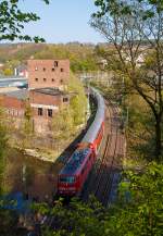   Die 111 158-2 der DB Regio NRW (als RE 9 (rsx - Rhein-Sieg-Express) Siegen - Köln - Aachen fährt in Richtung Köln, hier am 24.04.2015 bei Scheuerfeld/Sieg auf der Siegbrücke kurz
