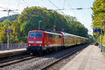   Die 111 113-7 (91 80 6111 113-7 D-DB) der DB Regio NRW erreicht am 01.09.2018 mit dem RE 9 (rsx - Rhein-Sieg-Express) Aachen - Köln - Siegen den Bahnhof Schladern (Sieg).
