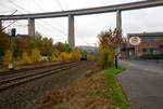 kbs-460-siegstrecke/634908/mit-verkehrtherum-geschalteten-lichtern-faehrt-die 
Mit verkehrtherum geschalteten Lichtern, fährt die V 100-BUG-04 (92 80 1202 240-8 D-BUG), ex DB 202 240-8, ex DR 112 204-7, ex DR 110 240-9, am 27.10.2018 als Lz durch Siegen-Eiserfeld in Richtung Siegen. 

Im Hintergrund die 105 m hohe Siegtalbrücke der A45 (Sauerlandlinie).
