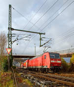   Geschoben von der 146 002-1 (91 80 6146 002-1 D-DB) erreicht der RE 9 (rsx - Rhein-Sieg-Express) Siegen - Kln - Aachen am 01.12.2018 den Bahnhof Betzdorf (Sieg).