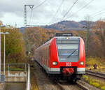   Der ET 423 198-1 gekuppelt mit dem ET 423 053-8 fahren am 02.12.2018 als S12 nach Köln-Ehrenfeld in den Bahnhof Schladern (Sieg) ein.