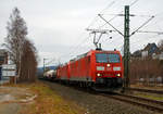   Die DB Cargo 185 161-7 zieht am 15.12.2018 die kalte 185 001-5 und einen gemischten Güterzug durch Siegen-Eiserfeld in Richtung Köln.