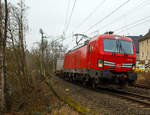 kbs-460-siegstrecke/687249/die-siemens-vectron-ms-193-342-3 Die Siemens Vectron MS 193 342-3 (91 80 6193 343-3 D-DB) der DB Cargo AG fährt am 25.01.2020 mit einem „HUPAC-Zug“ (KLV-Zug) durch Kirchen/Sieg in Richtung Siegen.

Die Vectron MS wurde 2018 von Siemens in München unter der Fabriknummer 22422 gebaut und an die DB Cargo geliefert.  Diese Vectron Lokomotive ist als MS – Lokomotive (Multisystem-Variante) mit 6.400 kW konzipiert und zugelassen für Deutschland, Österreich, Schweiz, Italien, Belgien und Niederlande, sie hat eine Höchstgeschwindigkeit von 200 km/h. So ist es möglich ohne Lokwechsel vom Mittelmeer die Nordseehäfen Rotterdam oder Hamburg an zu fahren.

Die Vectron MS hat folgende Leistungen:
Unter 15kV, 16,7Hz und 25kV, 50Hz Wechselstrom mit 6.400kW;
unter 3kV Gleichstrom mit 6.000kW sowie
unter 1,5kV Gleichstrom 3.500kW

Auf dem Dach der Lok befinden sich vier Einholmstromabnehmer
Position A Pantograf für AC 1.450 mm breit (für Schweiz)
Position B Pantograf für DC 1.450 mm breit (für Italien)
Position C Pantograf für DC 1.950 mm breit (für Niederlande)
Position D Pantograf für AC 1.950 mm breit (für Deutschland, Österreich), Position D ist hier im Bild hinten.
