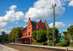   Das Empfangsgebäude des Bahnhofs Schladern (Sieg) an der Siegstrecke im Ort Windeck-Schladern am 07.09.2020.