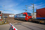 kbs-460-siegstrecke/730119/hier-nochmal-als-nachschussdie-an-die Hier nochmal als Nachschuss....
Die an die SBB Cargo International AG vermietete Vectron 193 463-7 'Duisburg' (91 80 6193 463-7 D-SIEAG) der LokRoll AG (eingestellt bei Siemens Mobility, Mnchen) fhrt am 20.03.2021, mit einem Winner-Zug (einem KLV-Zug) ber die Siegstrecke (KBS 460) durch Niederschelden in Richtung Siegen.

Die Siemens Vectron MS wurde 2018 von Siemens Mobilitiy in Mnchen-Allach unter der Fabriknummer 22289 gebaut. Die Vectron AC hat eine Leistung von 6,4 MW und ist Zugelassen in Deutschland, sterreich, Schweiz und Italien.

Unter Einbindung des Infrastrukturfonds von der Reichmuth Infrastruktur Schweiz AG hat die LokRoll AG bei Siemens 18 Mehrsystem-Lokomotiven des Typs Vectron gekauft. Sie sind fr den grenzberschreitenden Verkehr auf dem Korridor Deutschland, sterreich, Schweiz und nach Italien vorgesehen.

Zustzlich zu den nationalen Zugsicherungssystemen sind alle Lokomotiven mit dem europischen Zugsicherungssystem ETCS ausgestattet. Die Loks verfgen ber eine maximale Leistung von 6.400 KW und eine Hchstgeschwindigkeit von 160 km/h. LokRoll hat die Lokomotiven fr 15 Jahre an die SBB Cargo International verleast. SBB Cargo International gehrt zu 75% der SBB-Gterverkehrstochter SBB Cargo und zu 25% der Hupac AG, die im kombinierten Verkehr Strae-Schiene aktiv ist.
