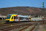 Der VT 254 (95 80 0648 154-2 D-HEB / 95 80 0648 654-1 D-HEB), ein Alstom Coradia LINT 41 der HLB (Hessische Landesbahn), erreicht am 01.04.2021, als RB 90  Westerwald-Sieg-Bahn  (Siegen - Betzdorf -