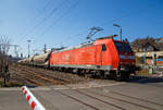 Die Zweisystem 185 031-2 (91 80 6185 031-2 D-DB) der DB Cargo AG fährt am 24.03.2021, mit einem gemischten Güterzug, durch Niederschelden (Sieg in Richtung Siegen, hier passiert sie gerade