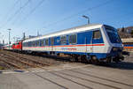 Steuerwagen voraus, Lok in den Zug eingereiht, fährt ein National Express Personenzug am 24.03.2021 durch Niederschelden, hier passiert er gerade den Bü 343 (Km 112,183 der Siegstrecke KBS
