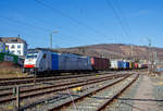 Die an die LINEAS Group NV/SA vermietete Railpool 186 492-5 (91 80 6186 492-5 D-Rpool) fährt am 24.03.2021, mit einem KLV-Zug auf der Siegstrecke (KBS 460), durch Niederschelden in Richtung